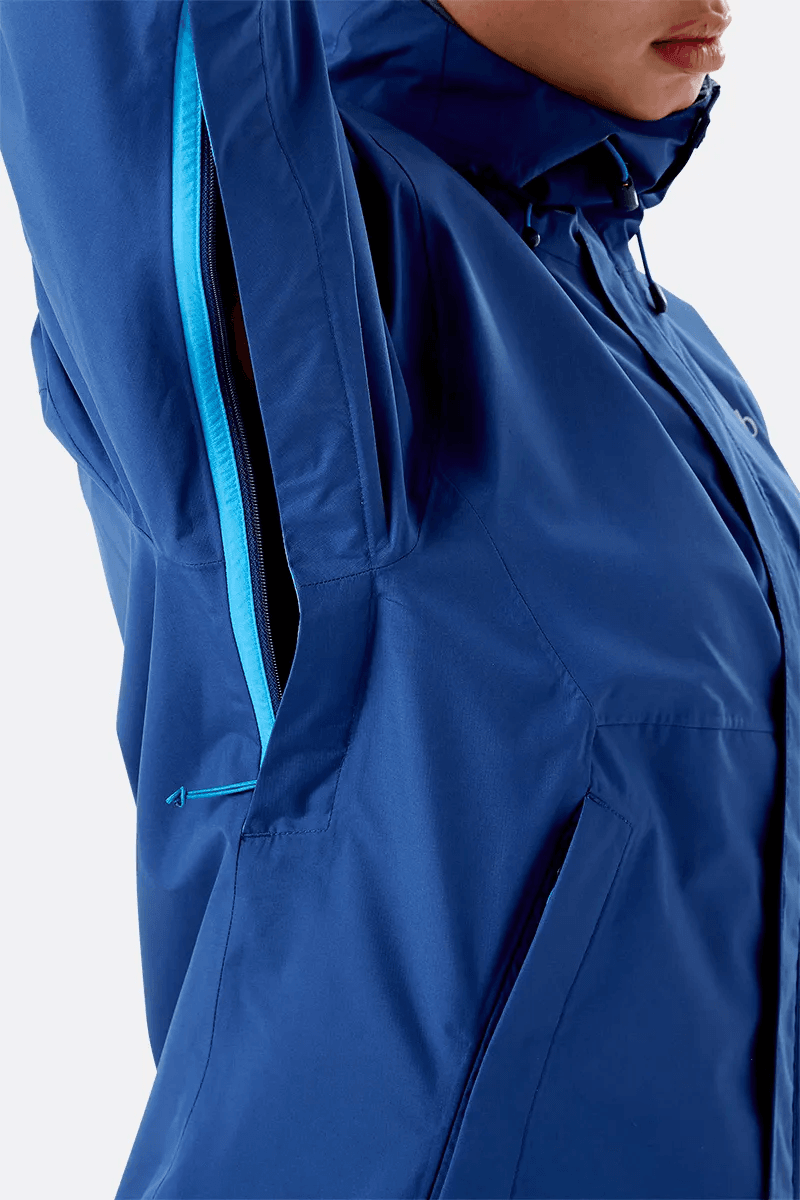 womens_downpour_eco_jacket_nightfallblue_qwg_83_nb_detail5_on_model-800x1200px.jpg