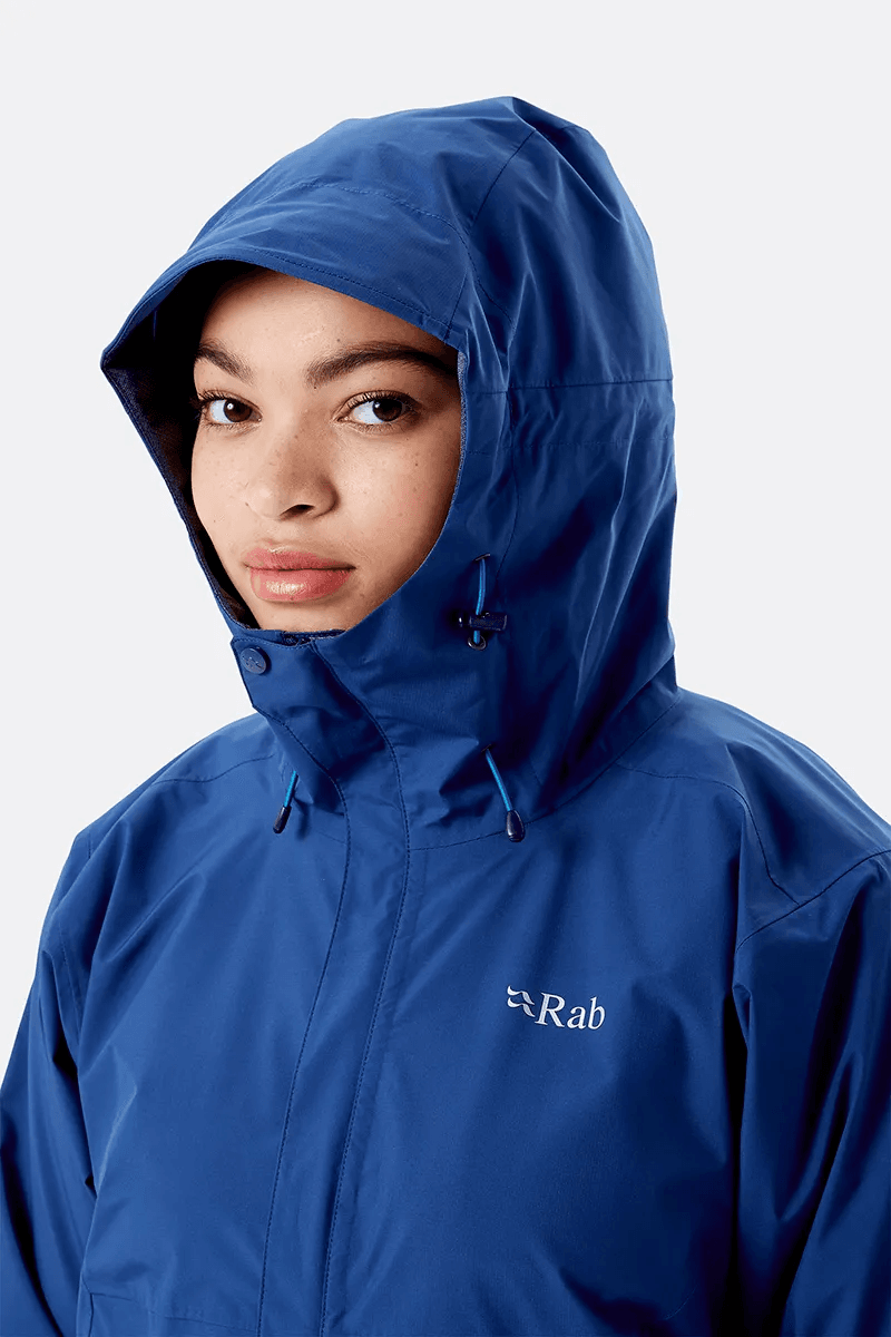 womens_downpour_eco_jacket_nightfallblue_qwg_83_nb_detail7_on_model-800x1200px.jpg